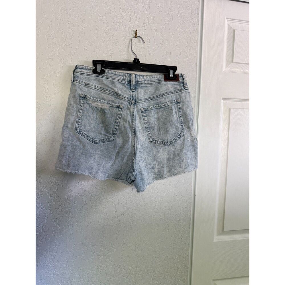 Shorts - Picture 2 of 4